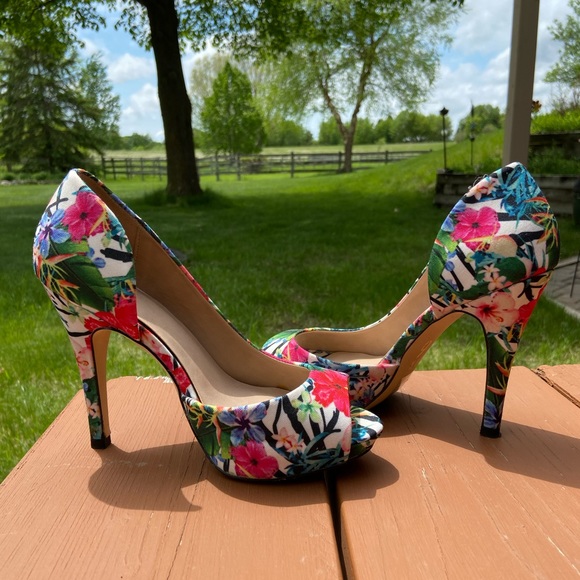 Flower pattern heels - Picture 1 of 3